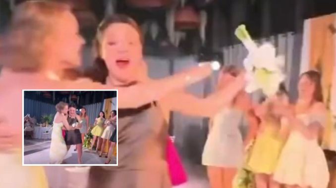 Mulher disputam buquê em casamento e quase saem no tapa