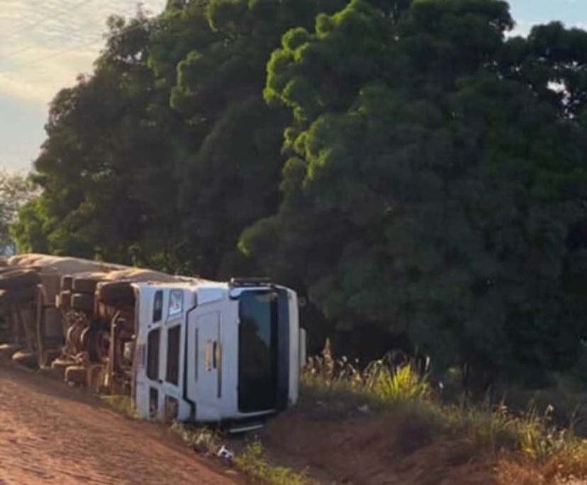 Carreta tomba em vala mal sinalizada na estrada de Aripuanã