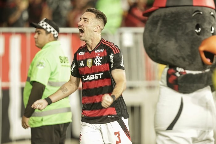 Flamengo vence com gol de zagueiro, derruba Atlético e acende alerta antes da trilogia decisiva