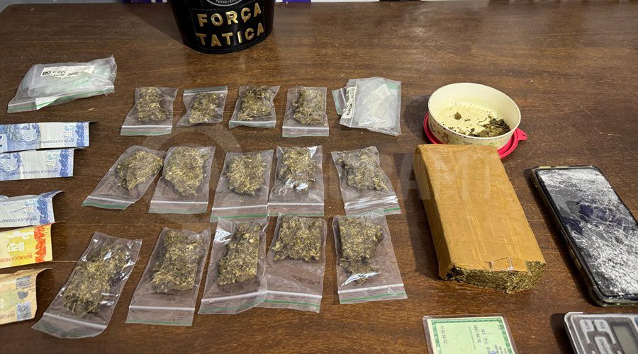 Força Tática surpreende suspeito com maconha e balança
