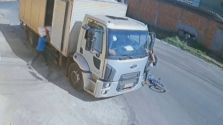 Mulher é flagrada furtando celular de dentro de um caminhão