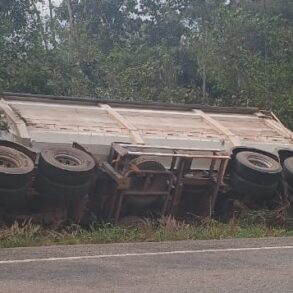 carreta tomba e caminhoneiro morre esmagado no Oeste de MT