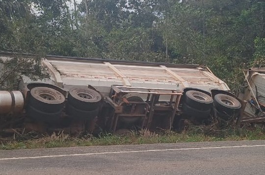 carreta tomba e caminhoneiro morre esmagado no Oeste de MT