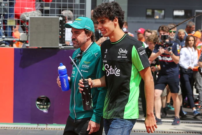 Vídeo: estreante brasileiro dá show na F1 e deixa Alonso e imprensa europeia impressionados