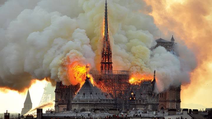 Incêndio atinge a Mesquita-Catedral, imagens circulam na web