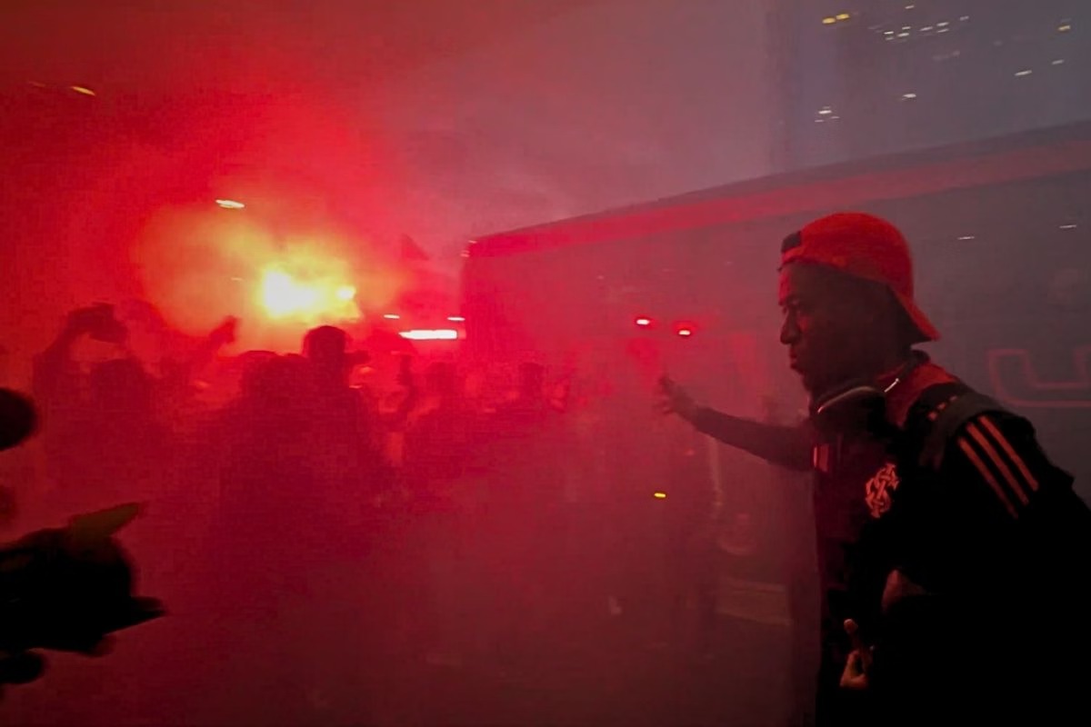 Vídeo: torcida do Internacional recebe equipe com “rua de fogo” no RJ antes do confronto com o Flamengo