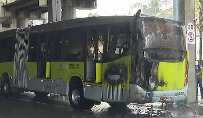 Ônibus do Move pega fogo dentro da Estação Vilarinho