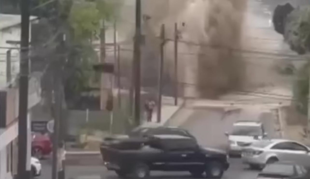 Explosão subterrânea lança muralha de água em avenida movimentada; veja ...