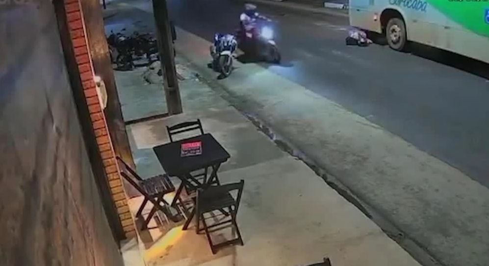 Motorista de ônibus freia a tempo e evita atropelamento de motociclista