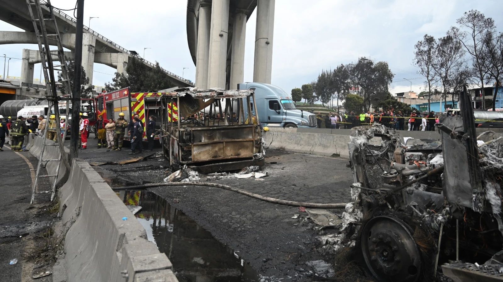 Explosão de caminhão-tanque deixa ao menos 10 mortos e 70 feridos; veja ...