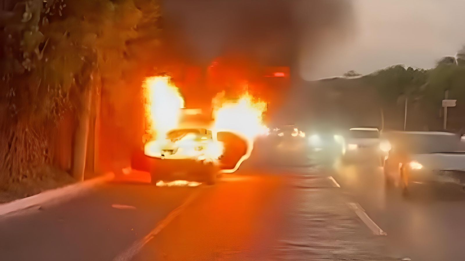 Motorista salva mulher e bebê de carro em chamas