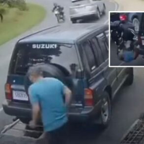 Homem é atingido por moto ao tentar entrar no próprio carro