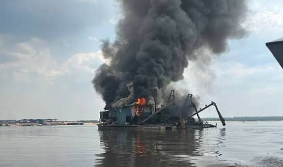 Imagens mostram destruição de dragas usadas em garimpo ilegal