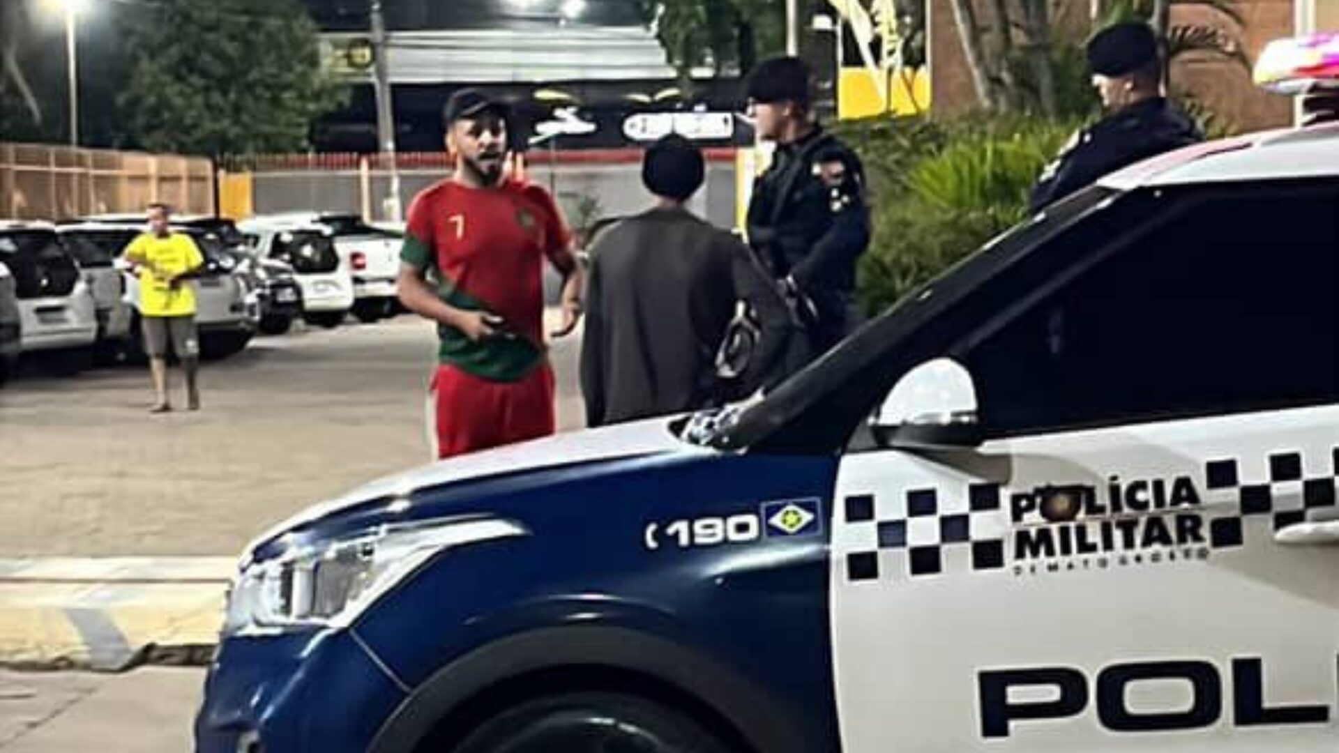 Motorista de aplicativo e passageiro trocam socos em Cuiabá após desentendimento