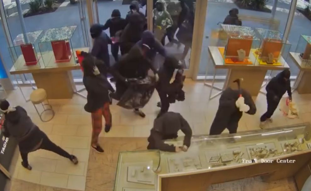 Grupo de 20 assaltantes invade joalheria e rouba US$ 1 milhão em mercadorias