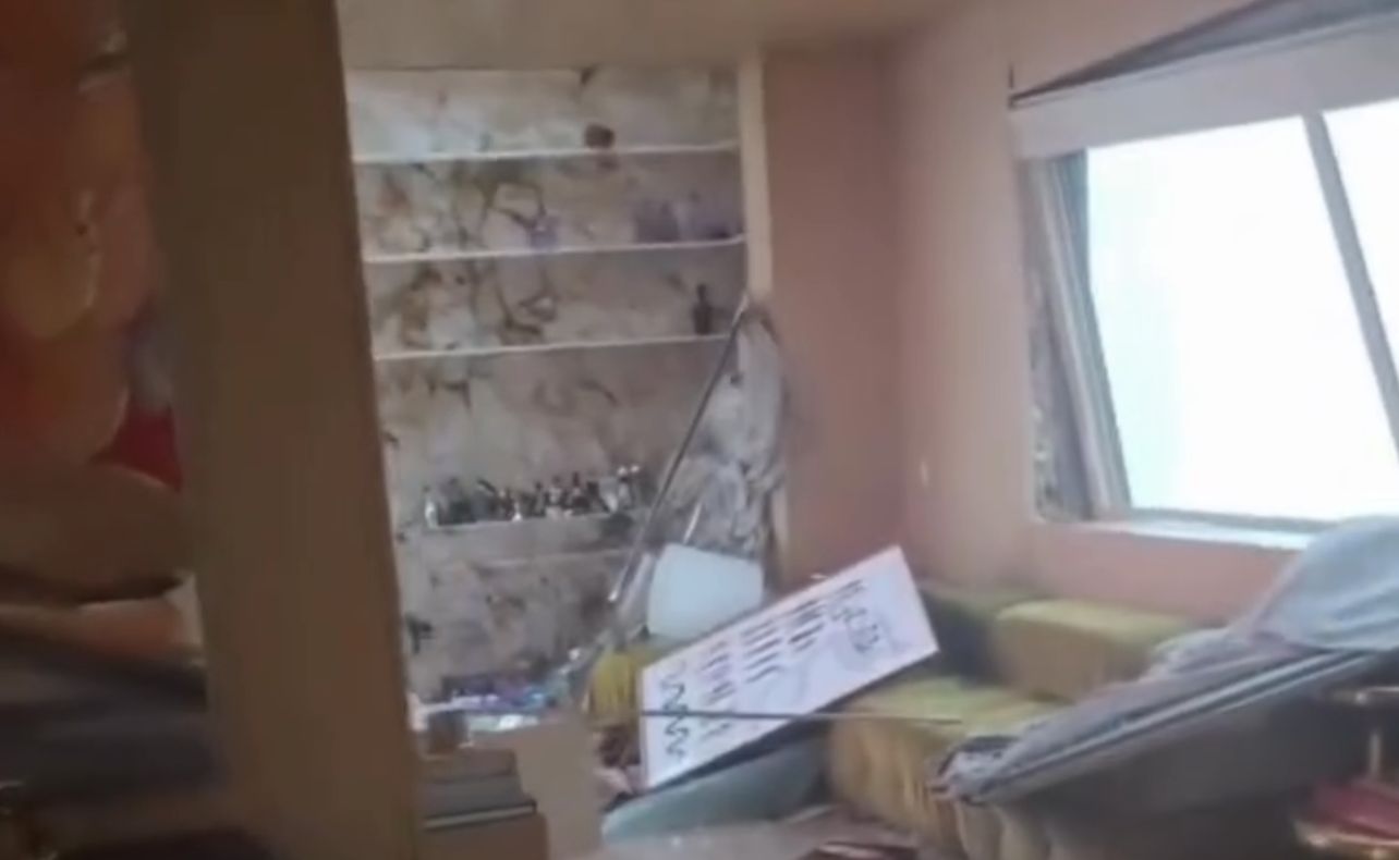 Janelas estouram e chuva invade apartamento de morador