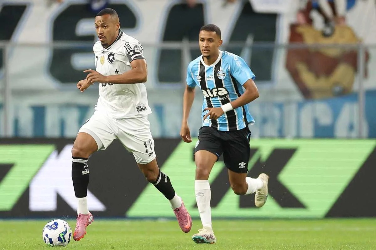 Botafogo abre o placar, mas Grêmio empata nos acréscimos do jogo atrasado