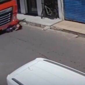 Mulher é esmagada por caminhão enquanto levava filho à escola