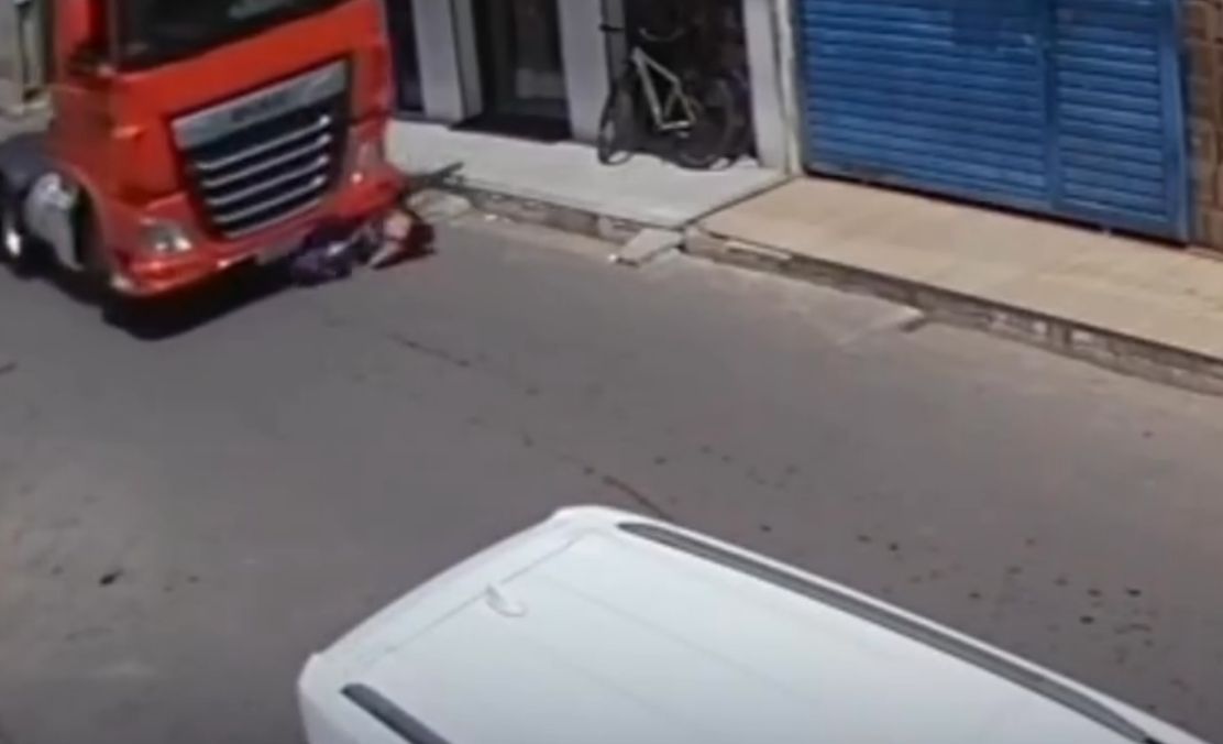 Mulher é esmagada por caminhão enquanto levava filho à escola