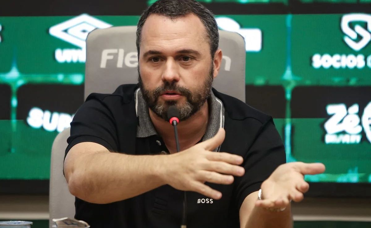 Presidente do Fluminense diz ter ficado surpreso com saída do Renato