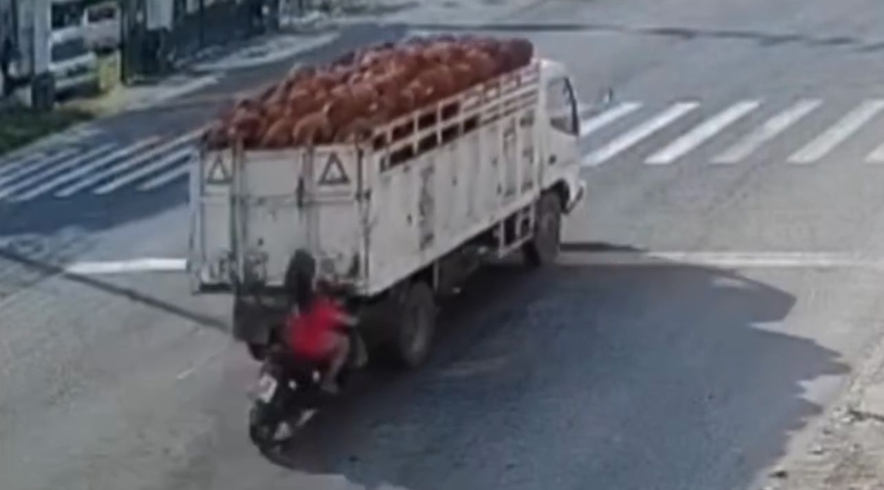 Mulher em moto não percebe caminhão parado e acaba pagando com a vida