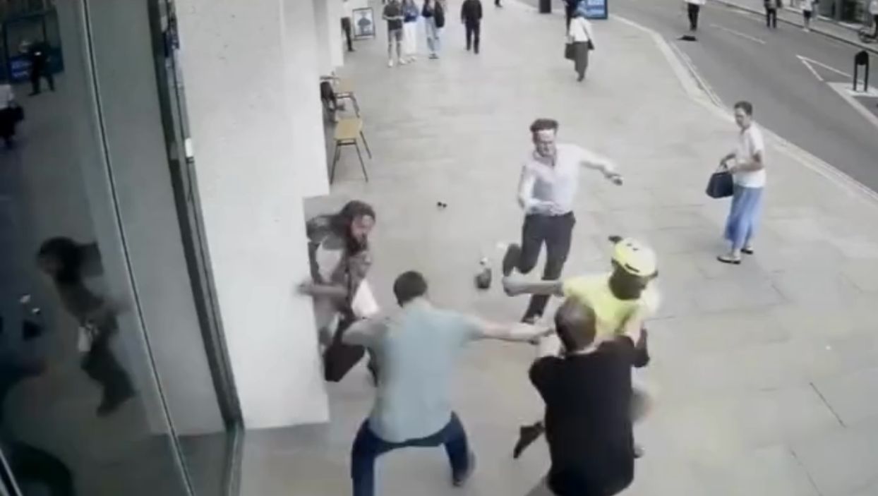 Ladrão “Cinderela” é preso após deixar sapato para trás ao roubar celular