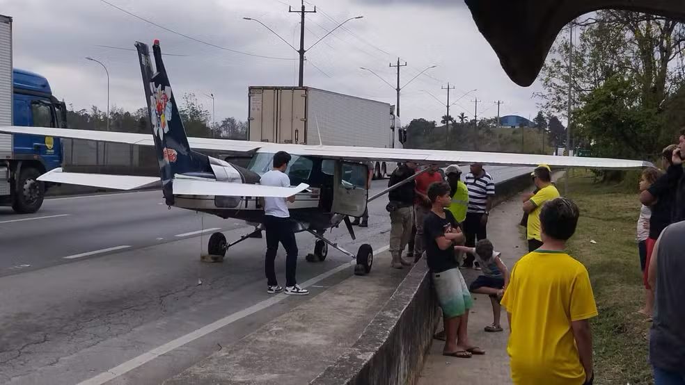 Avião monomotor faz pouso na rodovia Régis Bittencourt