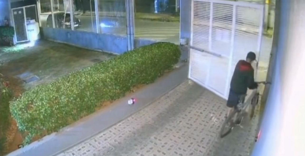 Homem invade prédio e furta bicicleta de mais de R$ 1 mil em menos de 5 minutos