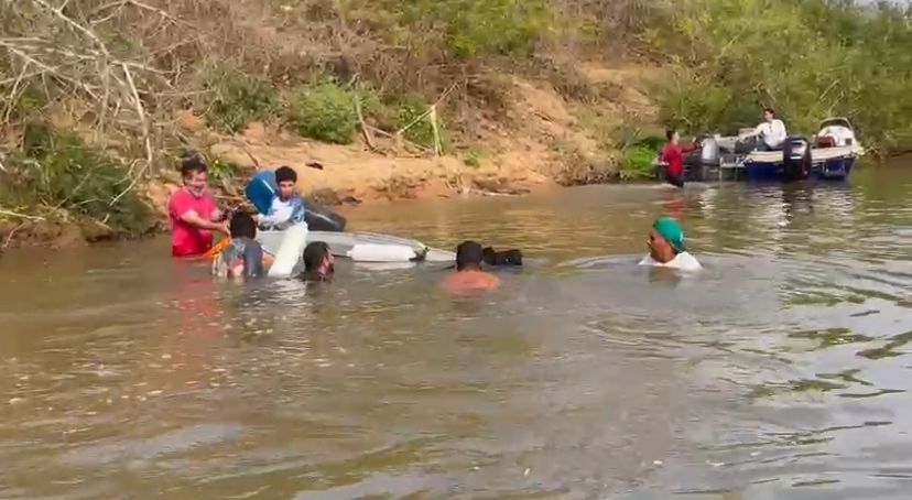 Pescadores de Santo Antônio Enfrentam Barco Virado