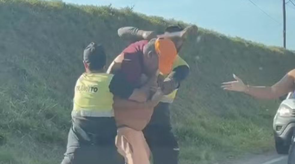 Motorista e agentes de trânsito se envolvem em briga após homem andar na contramão