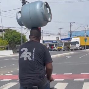 Homem é flagrado equilibrando botijão de gás na cabeça enquanto pedala