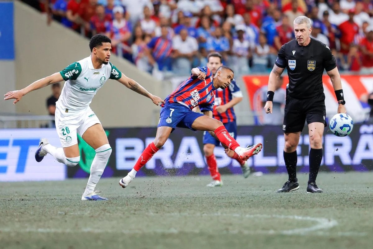 Arbitragem relata má qualidade do gramado da Arena Fonte Nova após vitória do Bahia sobre o Palmeiras