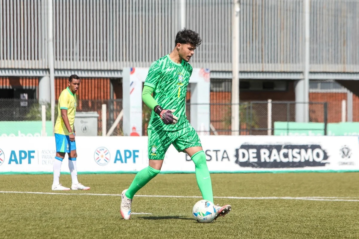 Vídeo: filho do ex-goleiro Bruno pega pênalti em jogo do Brasil Sub-15