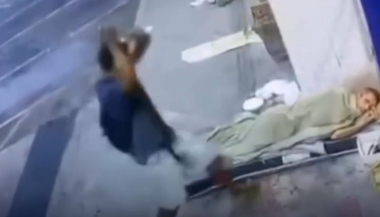 Morador de rua é brutalmente atacado por jovem enquanto dormia