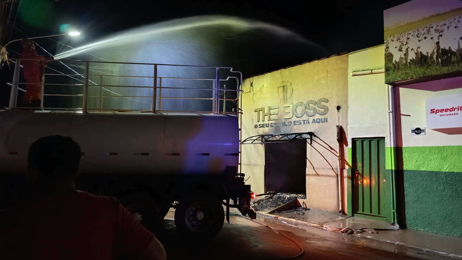 Bandidos Filmam Invasão e Incêndio em Loja de Roupas