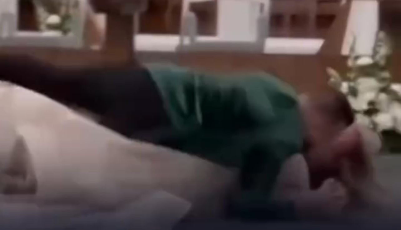 Noivo tenta beijo de novela e casal cai durante dança de casamento