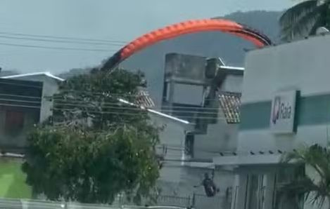 Piloto de paraglider faz pouso forçado