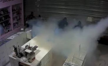 Máquina de fumaça contra assalto surpreende bandidos em loja