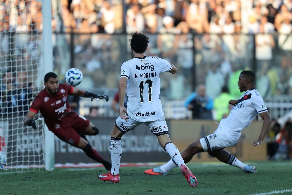 Vasco vence o Vitória por 4 a 3 em jogo tenso e se afasta da zona de rebaixamento