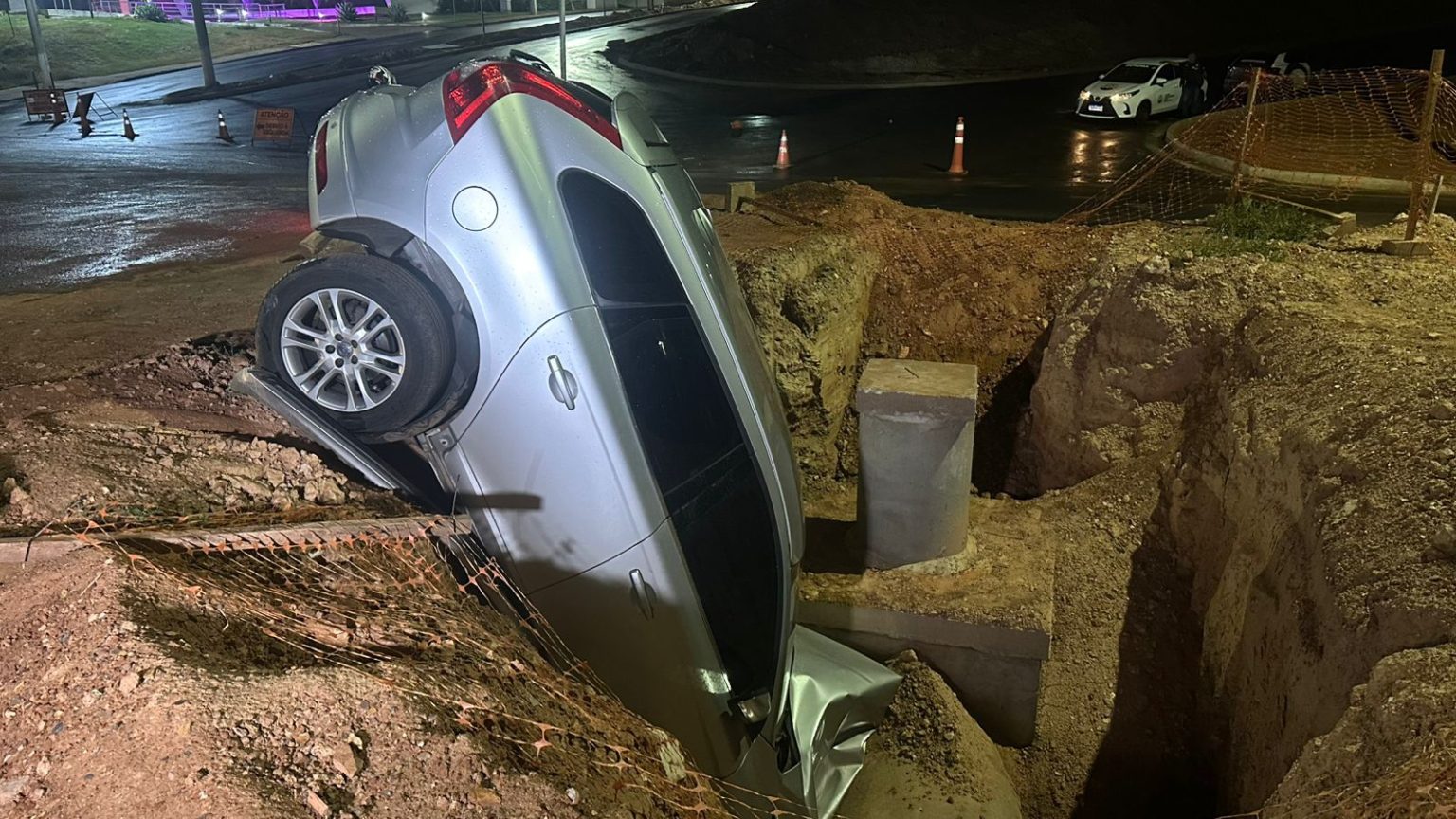 Volvo derrapa na chuva e cai em vala no CPA