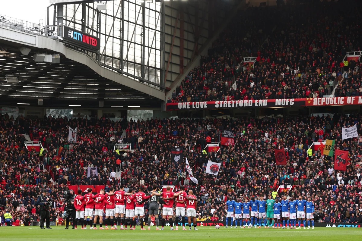 Rato aparece em Old Trafford durante jogo do United e expõe crise estrutural