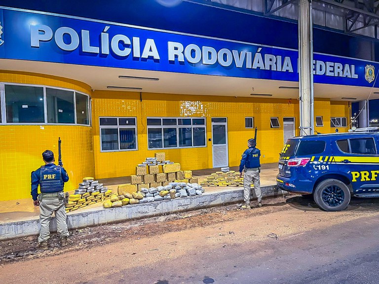 PRF intercepta caminhão com 230 tabletes de skunk