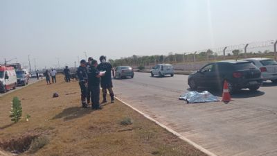 Homem morre atropelado por moto ao tentar consertar carro