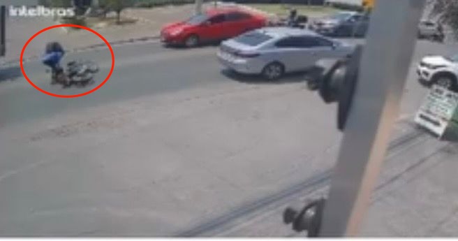 Motociclista voa após ser atingido por carro no Tijucal