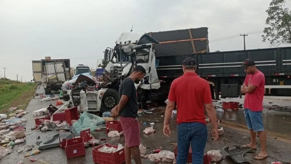 Batida entre carretas espalha carga na pista e trava trânsito