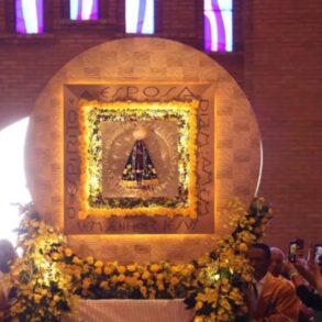 Fiéis enfrentam filas para ver imagem de Nossa Senhora Aparecida no feriado em Aparecida; veja vídeo
