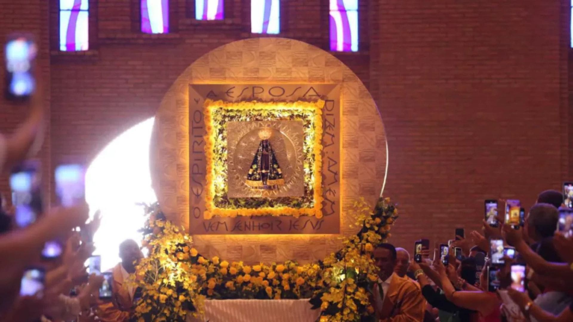 Fiéis enfrentam filas para ver imagem de Nossa Senhora Aparecida no feriado em Aparecida; veja vídeo