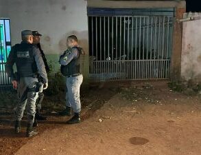 Homem é morto a facadas pela esposa após discussão em Várzea Grande