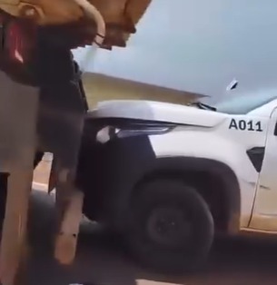 Picape bate em carreta e carro capota na BR-364