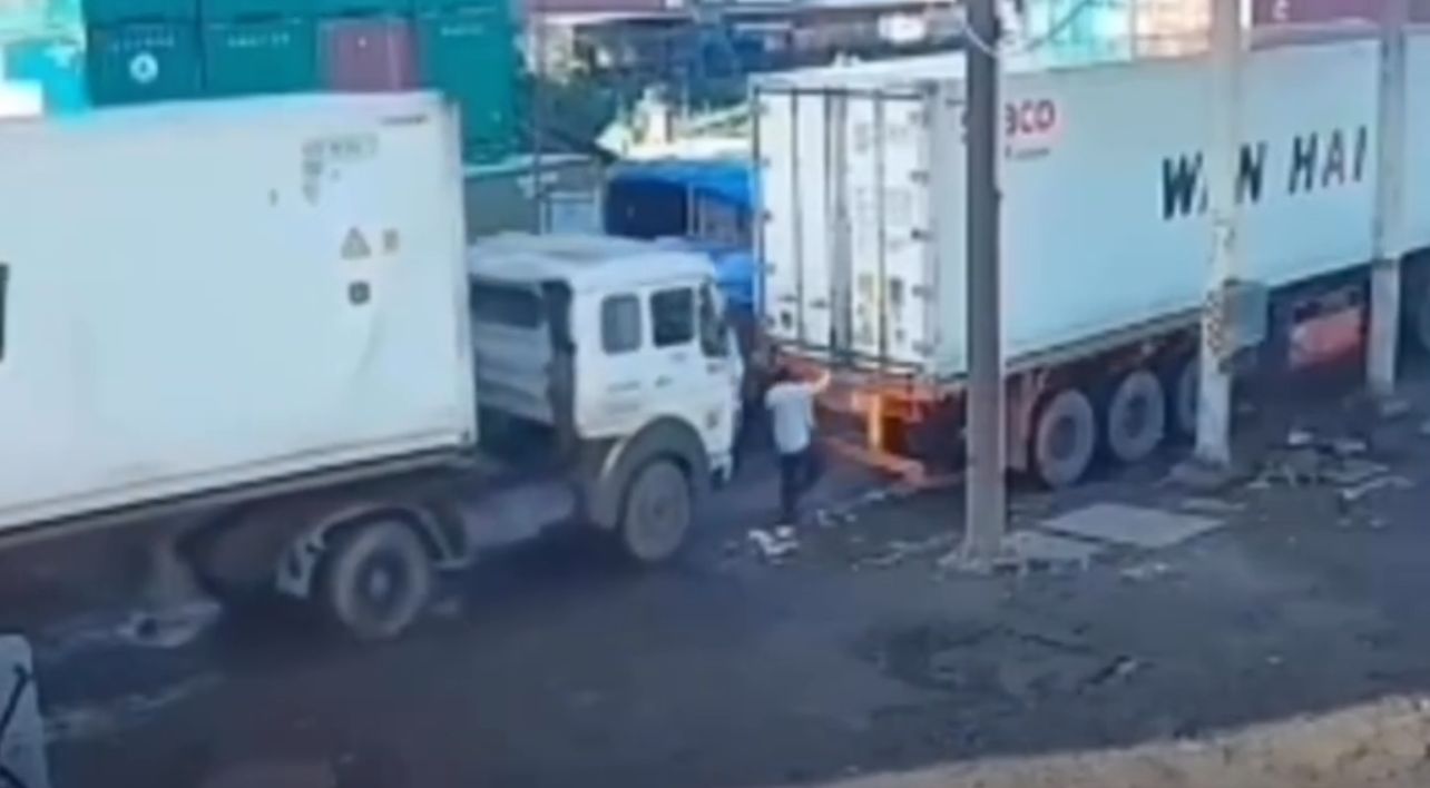 Trabalhador morre prensando entre caminhões em acidente brutal